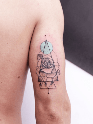 Design and tattoo by @alfiotattoo   #geometric  #alfiotattoo #fineline #pontilhismo #dotwork #geometrica #rose #rosa #phoenix  #tattoocolor  #argentinatattoo #eternalink #folha #leaf #triangle #triangulo #flower #flor #tattoodesign 
