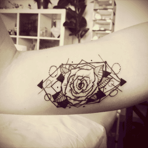 #geometric #geomtry #geomtrictattoo #rosetattoo #rose #dots #circles #shapes #shape #circle #triangle #triangles #Line #lines #morydesign