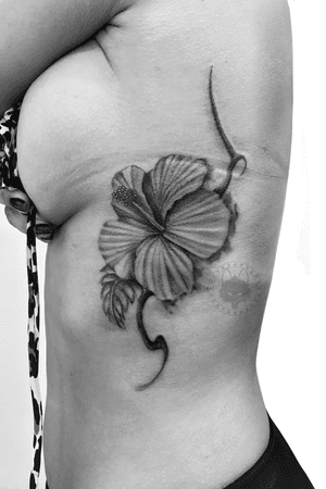 #flower #tatuagensfemininas #girstattoo #hibiscus #feminina #blackink #Sidepiece 