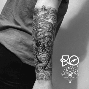 By RO. Robert Pavez • Roses and two-headed snake inside my skull • #engraving #dotwork #etching #dot #linework #geometric #ro #blackwork #blackworktattoo #blackandgrey #black #tattoo