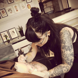 Working... #tattoo #tattooapprentist #tattooartist #hobby #blackandgrey #tattoed #oldschool #roses #stellareinholdt 