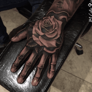 Sick ass hand piece #handtattoo #rose #skeletontattoo 