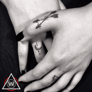 Woman fingers #fingertattoo #hiptattoos #blackworktatto #blackworker #f4f #like #daily #tattooart #t #dot #dots #ink #inked #zerotattooer