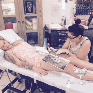This lady only experienced reduced pain as opposed to complete pain free. Helped the tattooist pull longer lines though. #phoenixhypnotatt #hypnoink #youcanlearnthistoo 