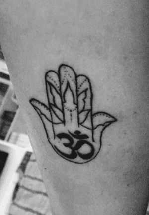 Hamsa X Ohm - It‘s my first Tattoo i did for a friend. #linework #hamsa #ohm 