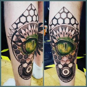 My longest session so far which was 7 hours at the northampton tattoo convention! Done by Ben Labrum.#Tattoo #geometrictattoo #Northampton #Northamptontattooconvention #SnakeEye #DotWork #legtattoo 
