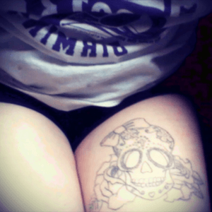 My candy skull when i first got it done 🙈 still waiting to get it coloured in 😛 #candyskull #sugarskull #thighpiece 