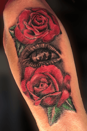 Customer wanted his nieces eye between two roses #rosetattoo #eyetattoo
