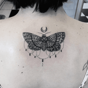 💀🕸.  #butterfly #mariposa #dotwork #pontilhismo #lua #moon #mistic #blackwork #blackworkers #tattoogirls #inkedgirls #brasil #Tattoodo 