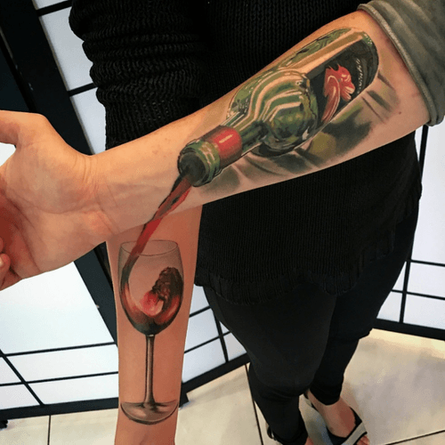 Couple tattoo by Klebyz Soares.                     #vinho #wine #garrafa #bottle #casal #couple #tatuadoresdobrasil #realismo #realism #KlebyzSoares 