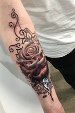 I enjoyed doing this forearm piece for a cool dude! 🌹💎 #travellingtattooist #ornamentaltattoo #jeweltattoo #gemtattoo #rose #jewel #ornamental #ornate #blackwork #dotwork #realism #hennism #floraltattoo  #tattoodo #tattoodoApp #tattoo #ink #inkedgirls #tattooedgirls #tattoooftheday #amazingtattoos #tatouage #tatuaje #tatuagem #ryansmithtattooist #tattooartist 