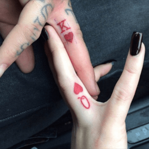 #tattooedcouple #couplestattoo #fingertattoos 