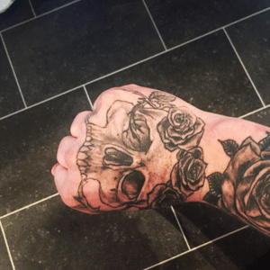 Skull and roses 😃😍