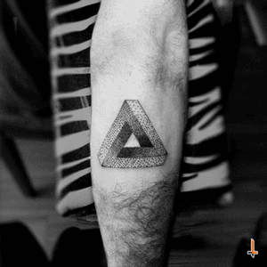 Nº189 #tattoo #ink #triangle #penrose #penrosetriangle #dotwork #geometry #geometric #impossible #impossiblefigure #figure #penrosetribar #tribar #impossibletribar #object #swedish #oscarreutersvard #bylazlodasilva