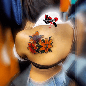 First tattoo done at @crazymonkeytattoo for the hermana Arey @metalmakeupxo 🎨🔥 We did some japanese flowers 🌸 for her today 🎨 Gracias un millón hermana ❗️ #TattzByAG #Ink #Tattoo #Tatuaje #BodyArt #Repost #newyorkcitytattoo #newyorkcity #newyorkcitytattooartist #traditional #traditionalart #traditionaltattooer #traditionaltattoo #flowers #colorwork #boldcolors #TheBolderTheBetter #brooklyntattoo #brooklyntattooartist