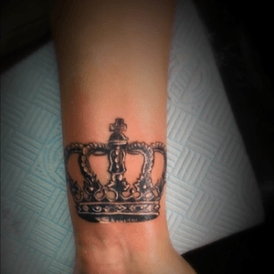 Litte crown wrist tattoo done
