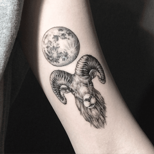 Moon and goat :) #blackwork #moon #goat #dot #dotwork #tattoo 