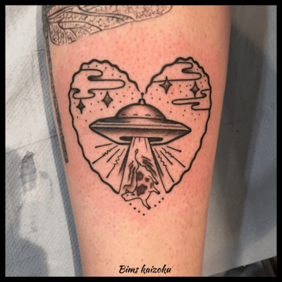 Pour mes amies venue d'ailleurs 👽👽👽 #bims #bimstattoo #bimskaizoku #extraterrestrial #extraterrestre #vache #cow #vaisseau #coeur #hearttattoo #coeurtattoo #paris #paname #paristattoo #tatouage #tatouée #tatouages #tattoo #tattoos #tattooistartmag #tattoomodel #tattoogirls #tattooart #tattoedgirl #tattoostyle #tattoed #tattoolover #tattooer #tattoodo 