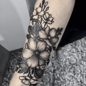 #tattoo #tattooist #tattooed #tatts #tattoodo #graphic #graphictattoo #graphictattoos #flower #flowers #flowertattoo #flowerstattoo #wipshading 