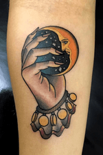 Tatuagem feita por Gabriel Motta. #cigana #mão #lua #moon #gipsy 