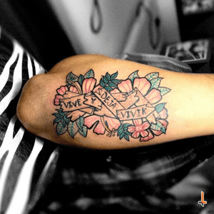 Nº149 Live And Let Live #tattoo #hawaiian #flowers #leafs #surfstyle #liveandletlive #colors #hibiscus #brackenridgei #bylazlodasilva Designed by Fany Solerom for @ponyrico