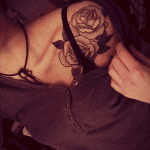 #goodnight #tattoodo #rose #roses #woman #shoulder #ink #besttattoos #tattoolovers #tattooaddict 