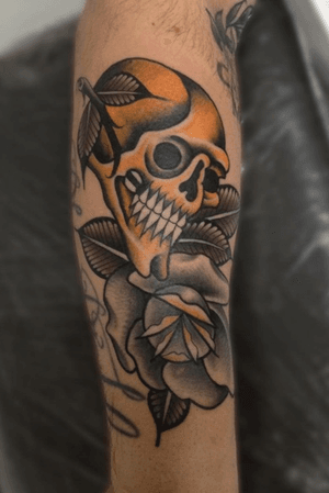 Skull & Rose                                               Tattoo by Alessandro Bassetti       Ale_un@live.it.                         facebook.alessandro bassetti tattoo roma   instagram.alessandrobassettitattoo                    #traditionaltattoo #oldschool #oldschooltattoo #electrictattoo #trasteveretattoo #tatuatoriitaliani #electrictattooing  #rosetattoo #skulltattoo 