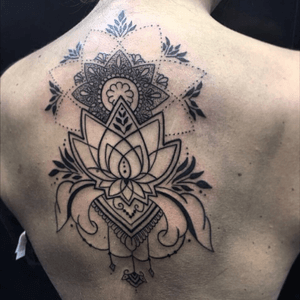 🕸💀. #tattoodo #tattoogirls #mendhidesign #pontilhismo #dotwork #mandala #lotus #flower #fineline #femininetattoo #delicatetattoos #sexytattoo #poa #tatuadorbrasileiro #brasil 