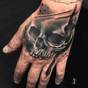 Had fun with this little custom skull for Craig. A little cover up too on his wedding finger.....thanx matey. ✌🏻 Proudly sponsored by @tattoolandsupplies #teamtattooland #tattoolanduk #tattoos #tattoo @worldfamousinks #ukartist @hustlebutterdeluxe @totaltattoo #creativechaos #ladytattoers #phoenixbodyart #willenhall #clairebraziertattoo #skulltattoo #handtattoo