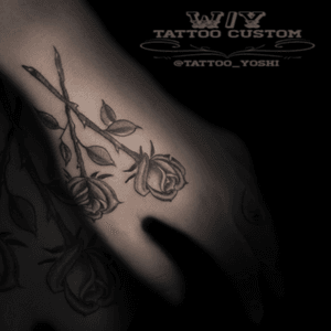 Trampo feito ah alguns dias! Obrigado pela confiança 👊🏻🙏🏻 #handtattoo #rosetattoo #ink #instattoo #tattoodo #tattooed #blackandgrey #blackandgreytattoo #yoshi #nagoya #japan #nenetattooandpiercing 