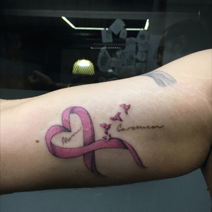 Tribute to my mom and her brave fight against cancer #ILoveYouMom #tributetattoo #breastcancerawareness #breastcancerribbon #LolitaInk 