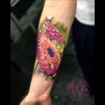 #gerber #daisy tattoo I did at the #amsterdam tattoo show. #lizvenom #tattoo #watercolor #realism #floral #flower #flowertattoo #ink #tattoos #flowertattoos #feminine #amazing #beautiful 