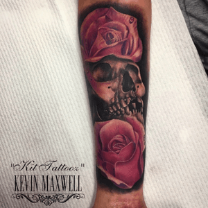 Custom designed skull and roses pieve. #skull #roses #forearmtatoo #kittattooz #kevinmaxwell #amazingtattoos 