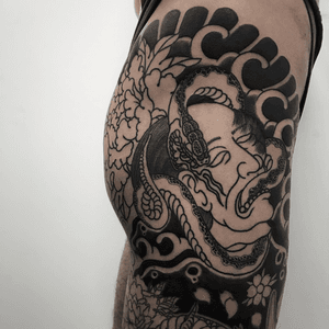 Namakubi in progress #delightneedles #backpiece #tattoo #traditional #art #sumo #awesome #black #great #horimono #ink #irezumi #instagood #inkedmag #iltatuaggio #japan #japanart #irezumism #japantattoo #koi #dragon #momiji #new #newpic #picoftheday #ukiyoe #kuniyoshi #alessioventimiglia #frontedelporto #roma