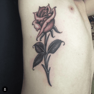 Black and grey rose on the ribs #Tattoodo #ribtattoo #tattoo 