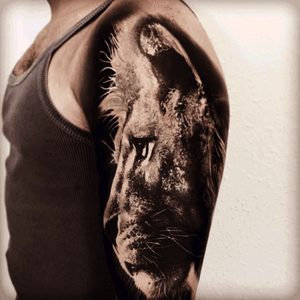 Amazing detail by Gabriel Tattoos #lion #animal #fur #hyperrealism 