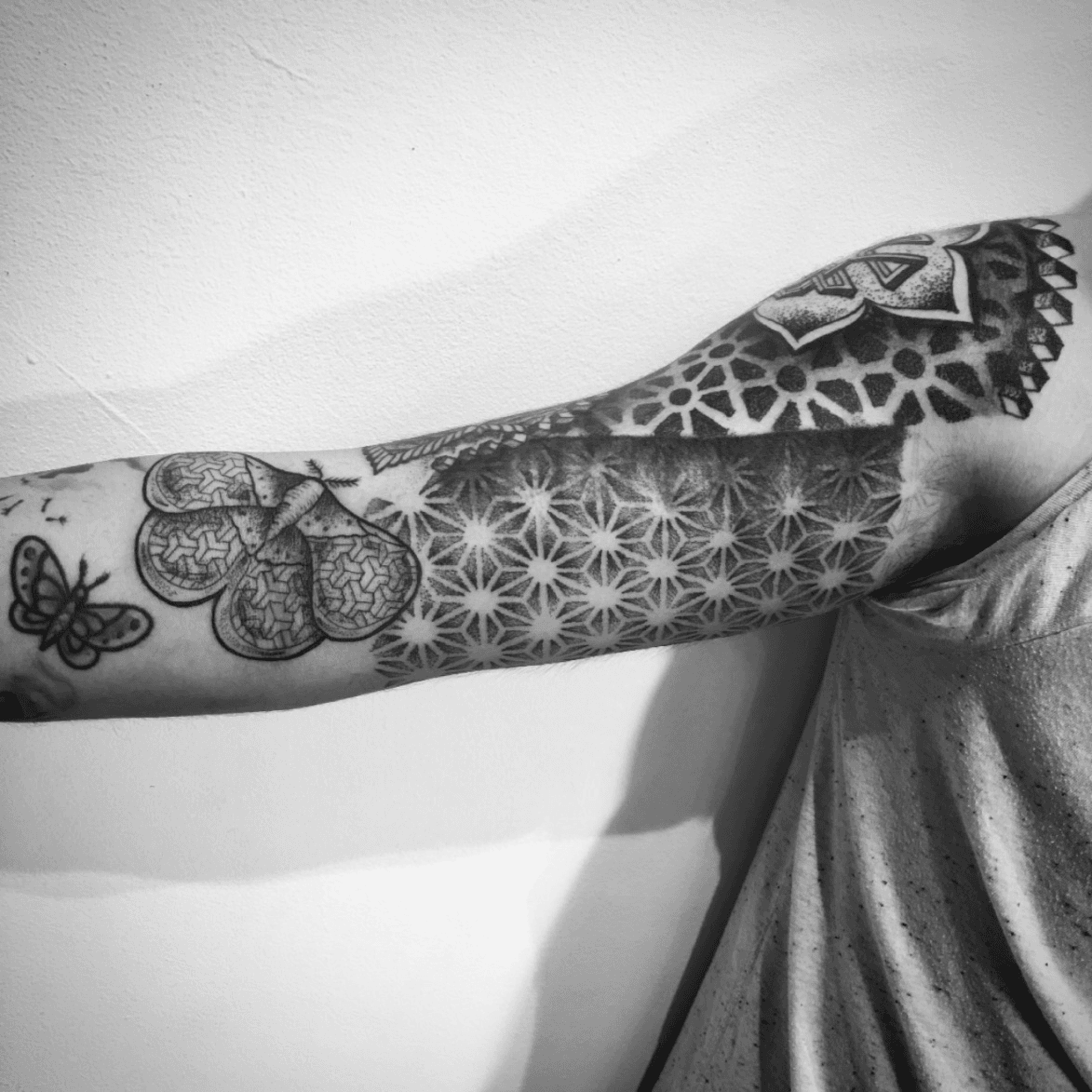 Dom Joel Tattooing - Stencil v finished tattoo ! . . Sponsored by  @whitfieldstattooco . . Made using @geometricatattooapp @silverbackink  @bishoprotary @symmetrycartridges @whitfieldstattooco #geometrictattoo  #geometric #geometry #dotwork #dotworktattoo