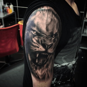 Lion piece done a few days ago🤘🏻 #liontattoo #lion #lionhead #tattoo #menwithtattoos #blackandgreytattoo #cooltattoos #bodyart #halfsleeve #animaltattoos 
