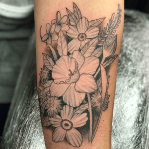 Simple linework black flower piece. Done using a whipline effect. 