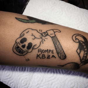 Rompe kbza (skull breaker) by @M0nk  #skull #hammer #skullbreaker #blackwork #linework #ignorantstyle #uruguay #tattoouruguay #ink #tattoo 