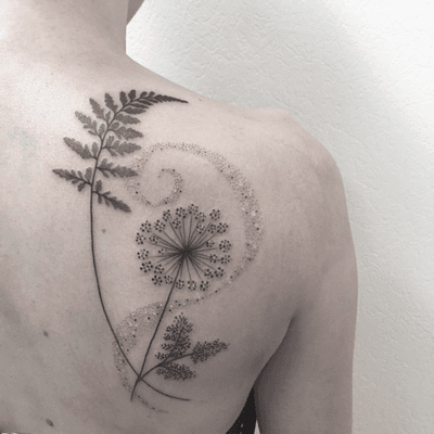 #plant #plantstattoo #plantes #plantestattoo #dot #dots #dotwork #dottattoo #stipple #stippletattoo #girltattoo #backtattoo #petitspoints #lespetitspointsdefanny #blackandwhitetattoo #tattoolausanne 