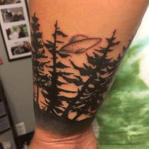 Pt 1/2: UFO in the forest #Tree #treetattoo #forearm #ufotattoo #ufo #treexufo #Shading #Forest #ForestTattoo 