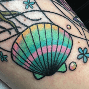 #shell #seashell #scollopshell #bubbles #color #tattooartist #kellymcgrathart @kellcgrathart 