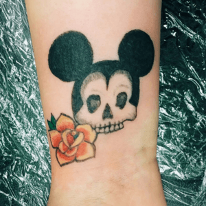 This tattoo is a mixture of two things that I love....Disney and Halloween! I got this 'Dead' Mickey done in October last year. Originally i eas just going to have Mickey's face but I decided to add the rose in the colours of his shorts and shoes just to make it look a little cuter🐭🌹 #disney #disneytattoo #disneytatts #waltdisney #dead #skull #MickeyMouse #rose #black #grey #white #red #yellow #green #girlswithttattoos #girlswithink #tattooedgirls 