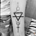 Nº376 #tattoo #tattooed #ink #inked #geometric #geometry #geometrical #geometrictattoo #symmetry #symmetric #hexagon #triangle #lines #dots #bylazlodasilva Based on another artist design