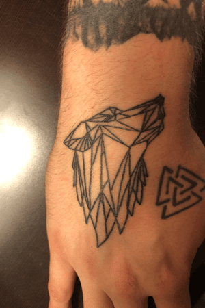 Geometric wolf on my right hand 💉🐺 #tattooart #wolftattoo #wolf #geometric #geometrictattoo #lines #follow 