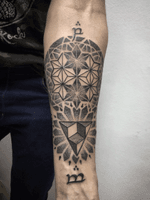 Primer tattoo para Dante Gracias por la buena onda! 🙏🏻 #tattoo #blacktattoo #dotworktattoo #dotwork #geometrictattoo #geometry #inkbe #buenavidatattoocentro