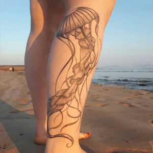Healed picture of a whipline/blackwork jellyfish #jellyfish #jellyfishtattoo #legtattoo #whipline #girlswithtattoos 