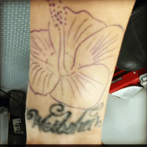 Bye Bitch and hello to a memory #coverup #hibiscus #inlovingmemory #tattooedmommy 