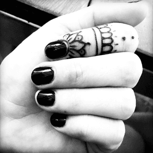 Gah love it #finger #fingertattoo #fingertattoos #fingers #tattooedfingers #FingerTatttoo #henna #hennastyle #minitattoo #mini #miniaturetattoo #miniature #blacklines #linework #allofthepain #worstpain #tattooedfinger #girlietattoo 